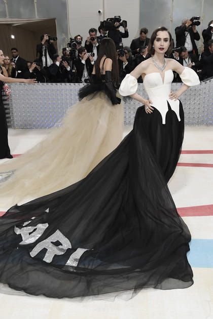 Lily Collins en robe bustier blanc et noir Vera Wang et bijoux Cartier
