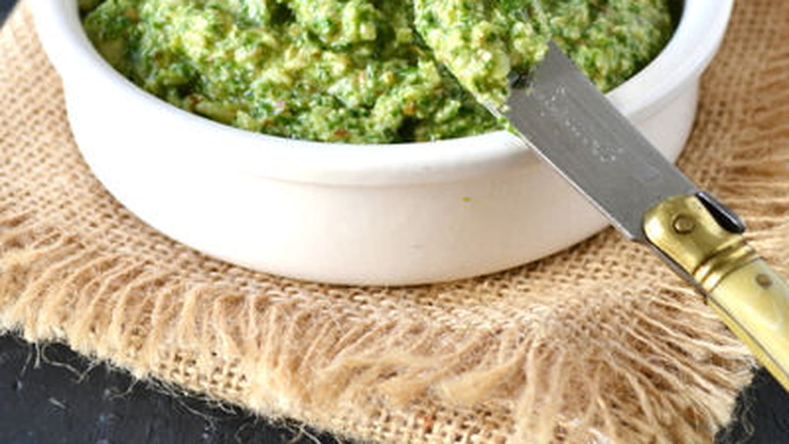 Pesto de fanes de radis