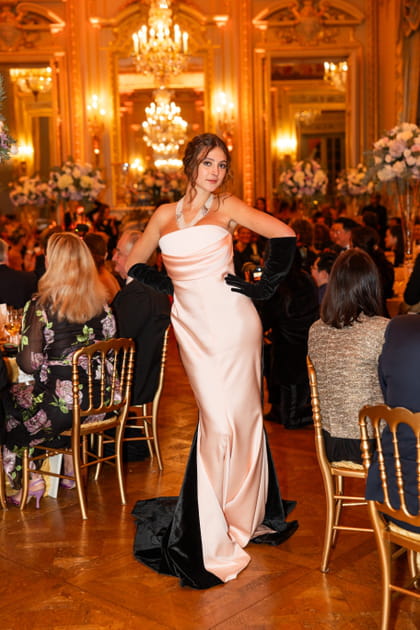 Apollonie Halard, surnommée Popy, prend la pose au Bal des Débutantes