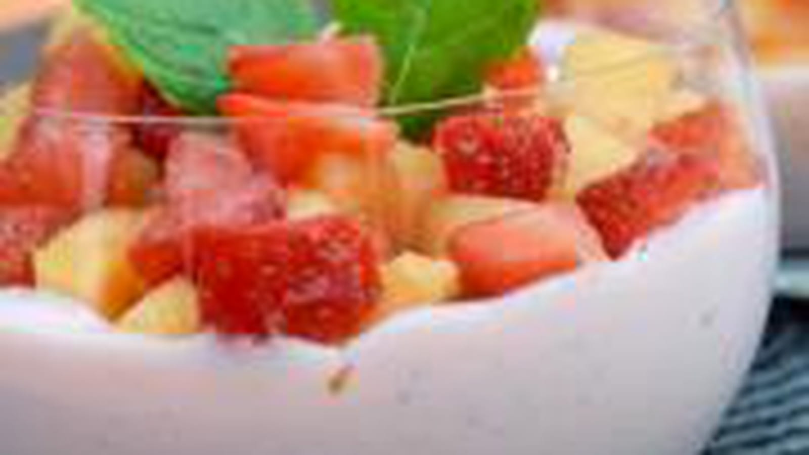 Salade de fraises et melon, yaourt grec fraises et menthe