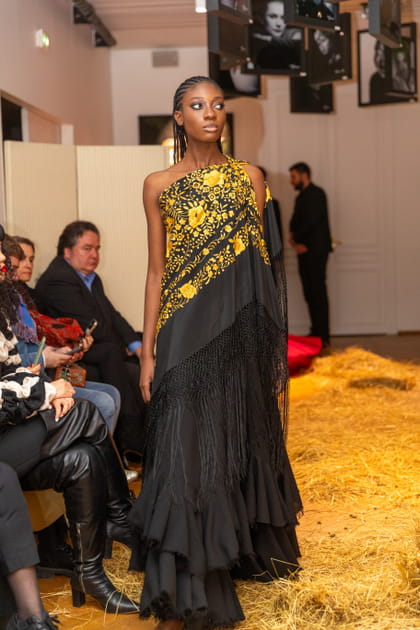 Top asym&eacute;trique imprim&eacute; et longue jupe &agrave; volants aper&ccedil;us&nbsp;sur le d&eacute;fil&eacute; Franck Sorbier