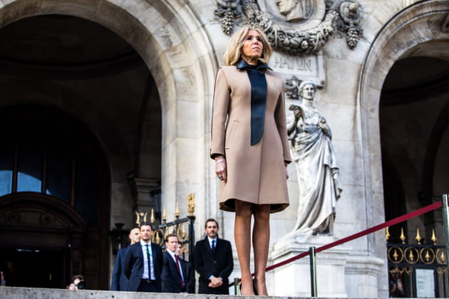 Brigitte Macron attend l'arriv&eacute;e de Peng Liyuan devant l'Op&eacute;ra Garnier