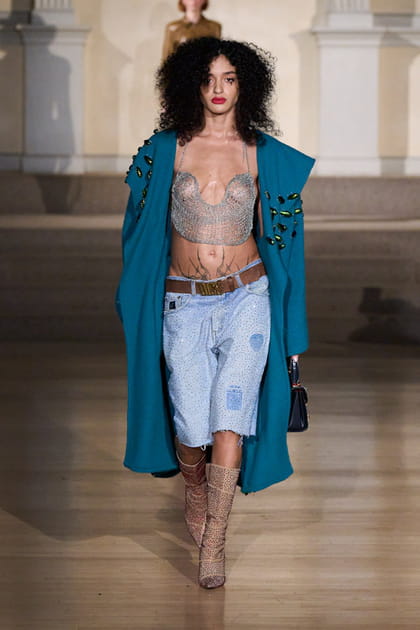 Corset transparent, bermuda en jean et trench bleu aper&ccedil;us sur le d&eacute;fil&eacute; Dauphinette