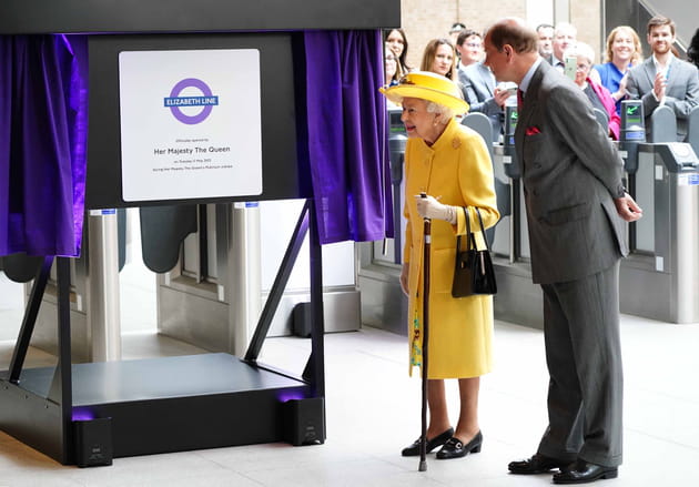 Elisabeth II inaugure sa ligne de m&eacute;tro &agrave; la gare de Paddington, le 17&nbsp;mai