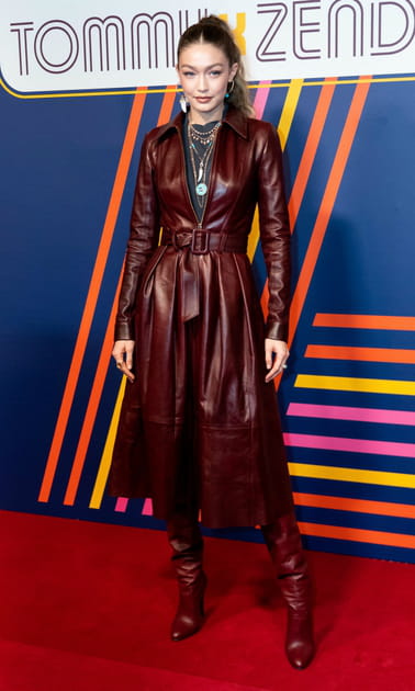 Gigi Hadid en manteau en cuir