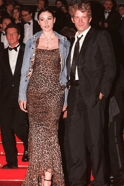 Monica Bellucci en robe imprim&eacute; l&eacute;opard et veste en jean