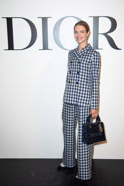 Natalia Vodianova en costume à carreaux noir et blanc