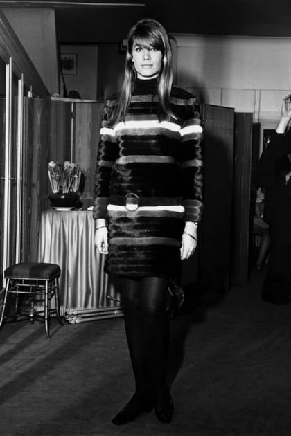 Françoise Hardy en robe courte en fourrure rayée