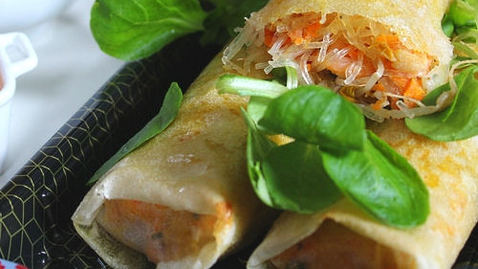 Nems crevettes, saumon fumé et menthe accompagnés de riz cantonais