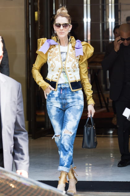Céline Dion en jean troué et délavé et veste jaune à nœuds