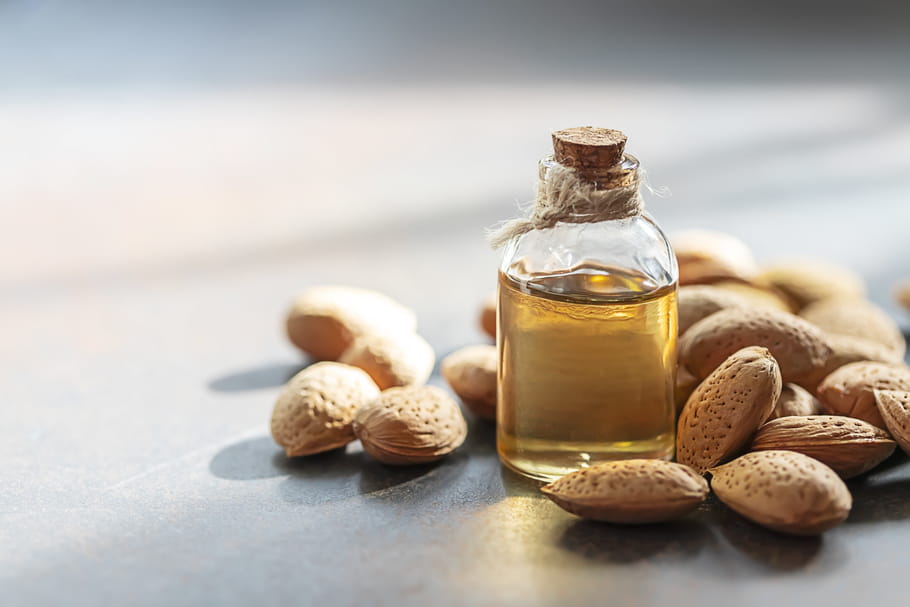 Huile d'amande douce : ses bienfaits précieux pour le visage et les cheveux