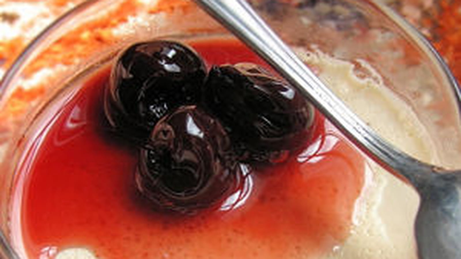 Panna cotta aux cerises amarena
