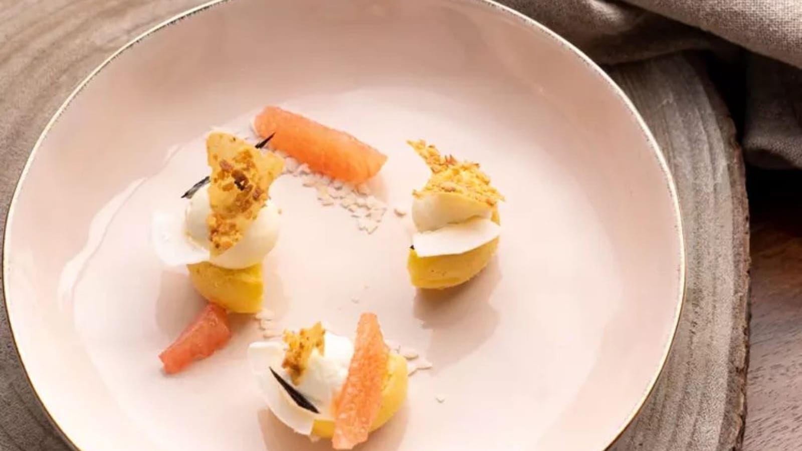 Pamplemousse de Floride à la gelée de gingembre, mousse coco et croustillant aux amandes
