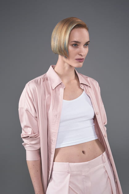 Carr&eacute; plongeant fa&ccedil;on side hair