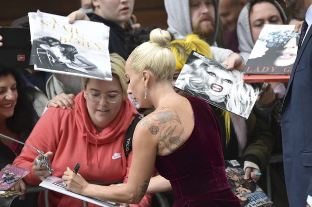 Lady Gaga et ses &eacute;paules grav&eacute;es