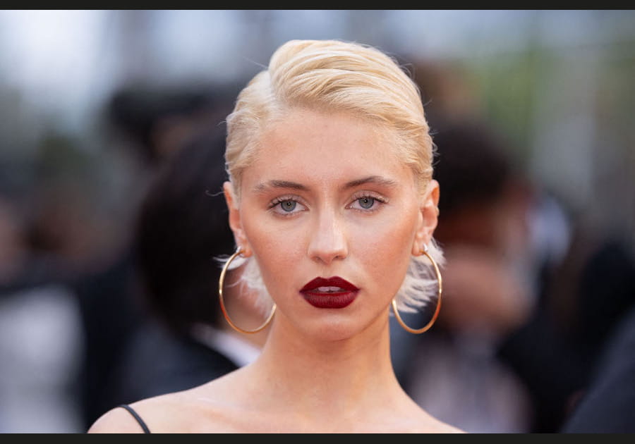 Iris Law, audacieuse avec sa bouche carmin