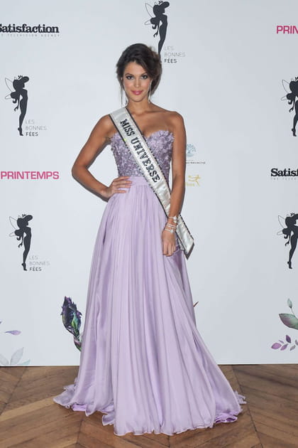 Iris Mittenaere en robe bustier lilas