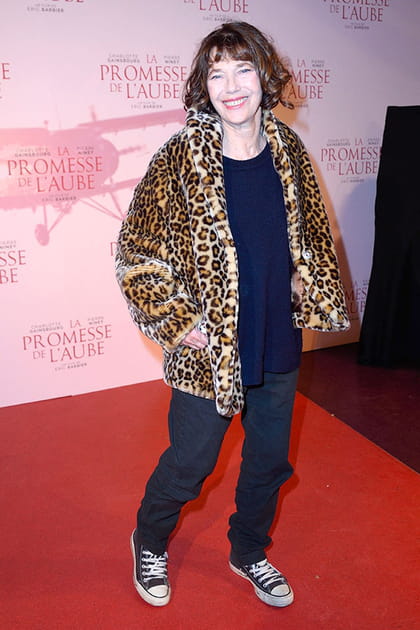 Jane Birkin en jean et manteau à motif animalier
