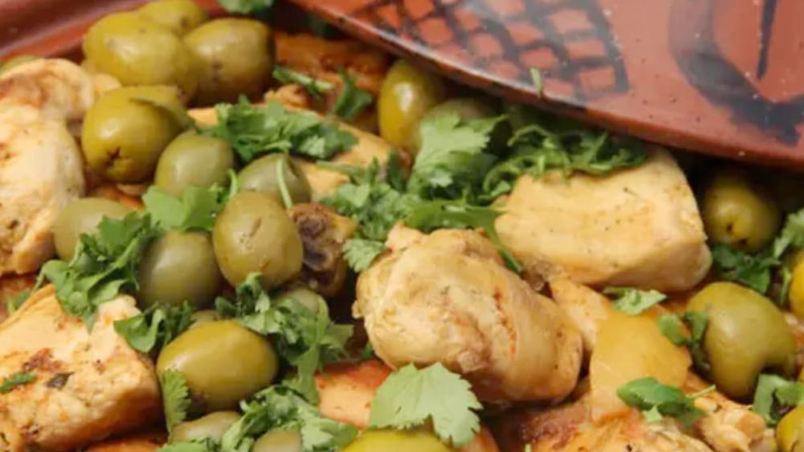 Tajine de poulet, citrons confits, olives vertes et coriandre