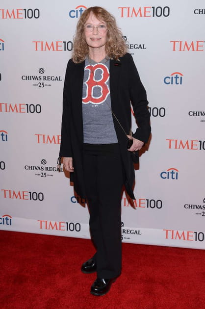 Mia Farrow  en jean noir et pull gris