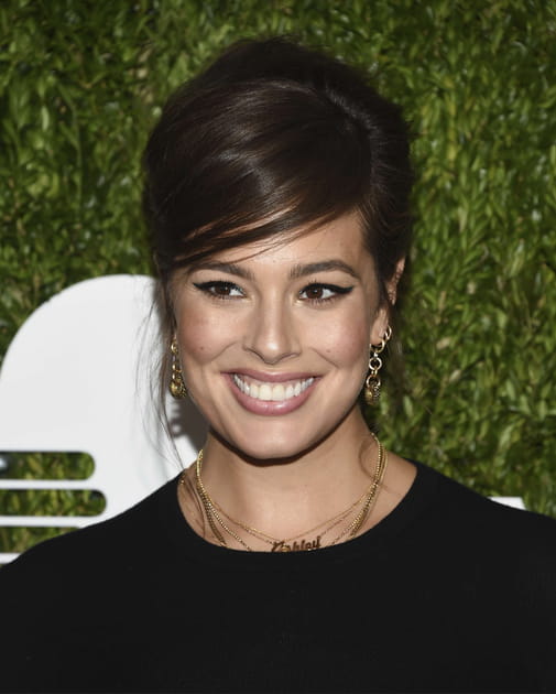 Le chignon duchesse d'Ashley Graham