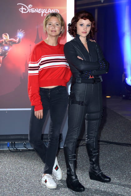 Virginie Efira en pull rouge &agrave; rayures et jean slim noir