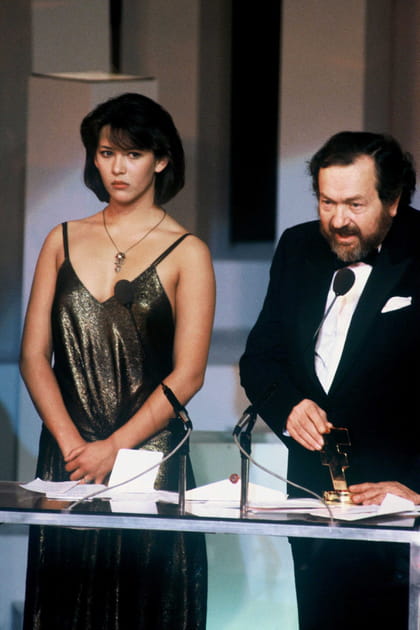 Sophie Marceau en robe brillante &agrave; fines bretelles