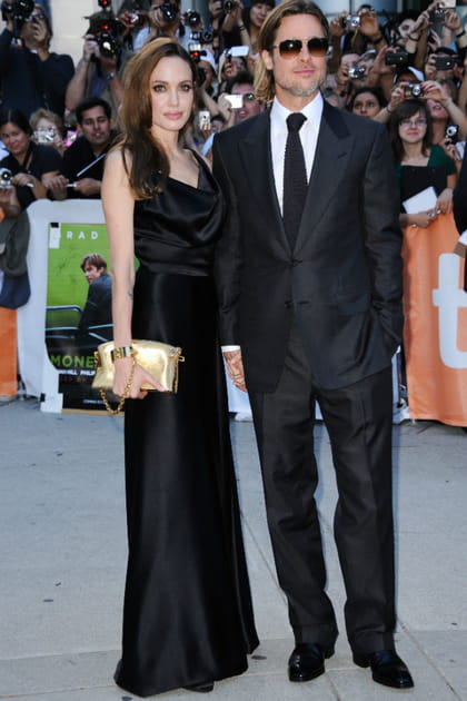 Angelina Jolie en robe noire &agrave; d&eacute;collet&eacute; b&eacute;nitier Vivienne Westwood et pochette Louis Vuitton