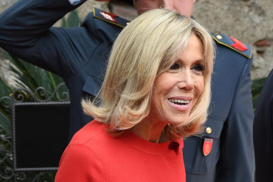 Brigitte Macron, merveilleuse avec son brushing souple