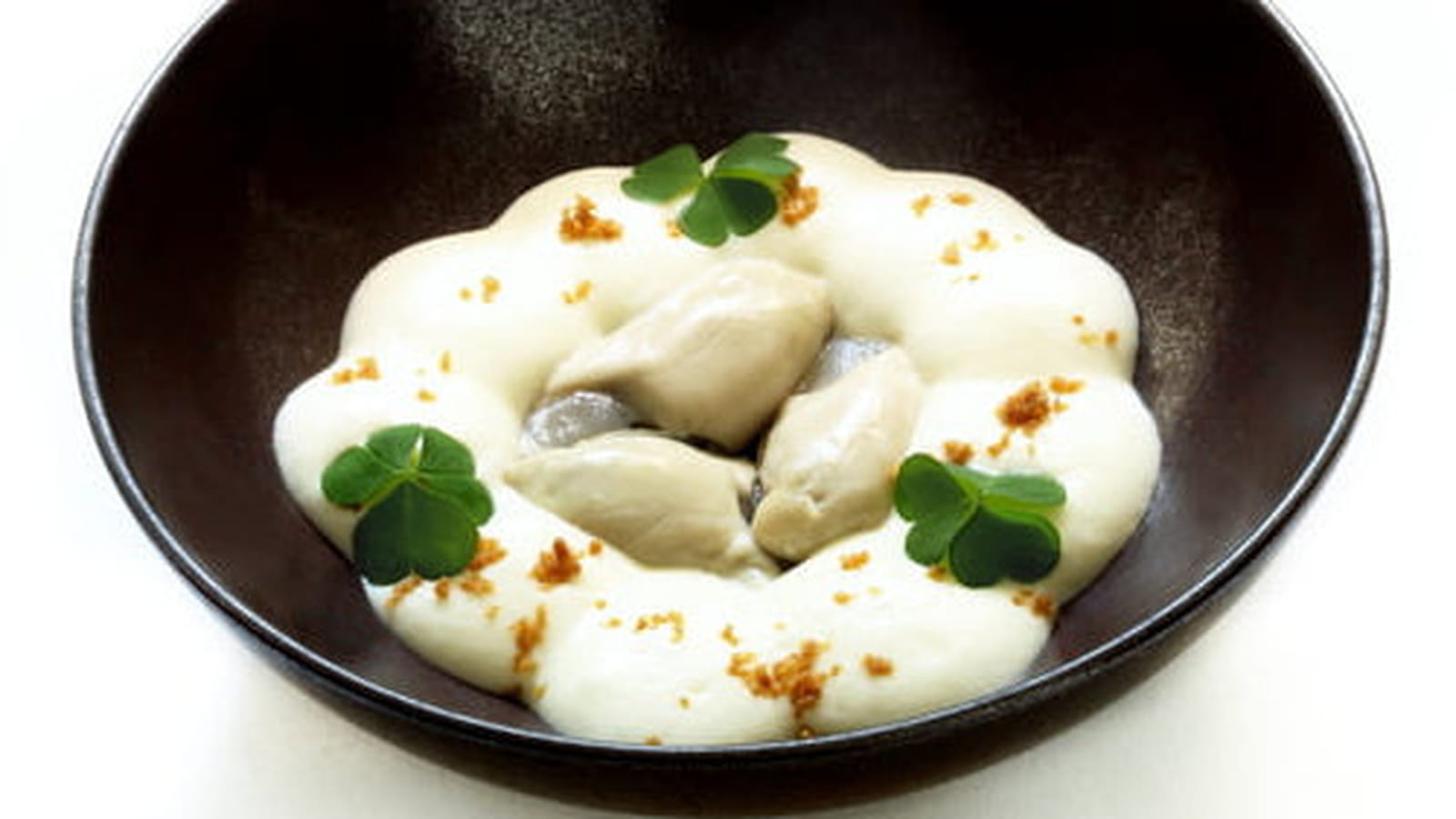 Huître Gillardeau n°3 au naturel, lard de Colonnata, nuage d'une fondue revisitée