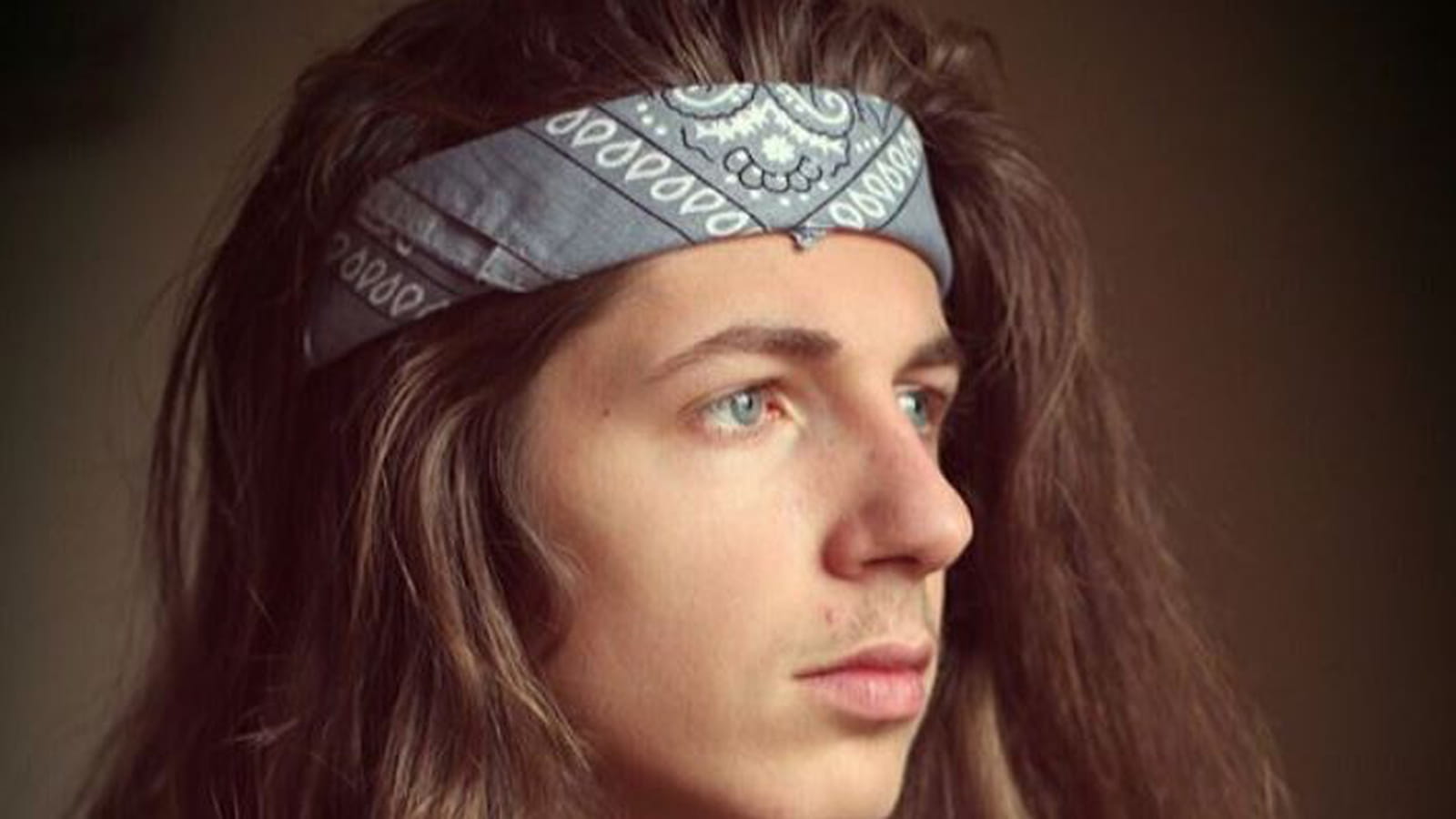 Les cheveux longs avec bandana