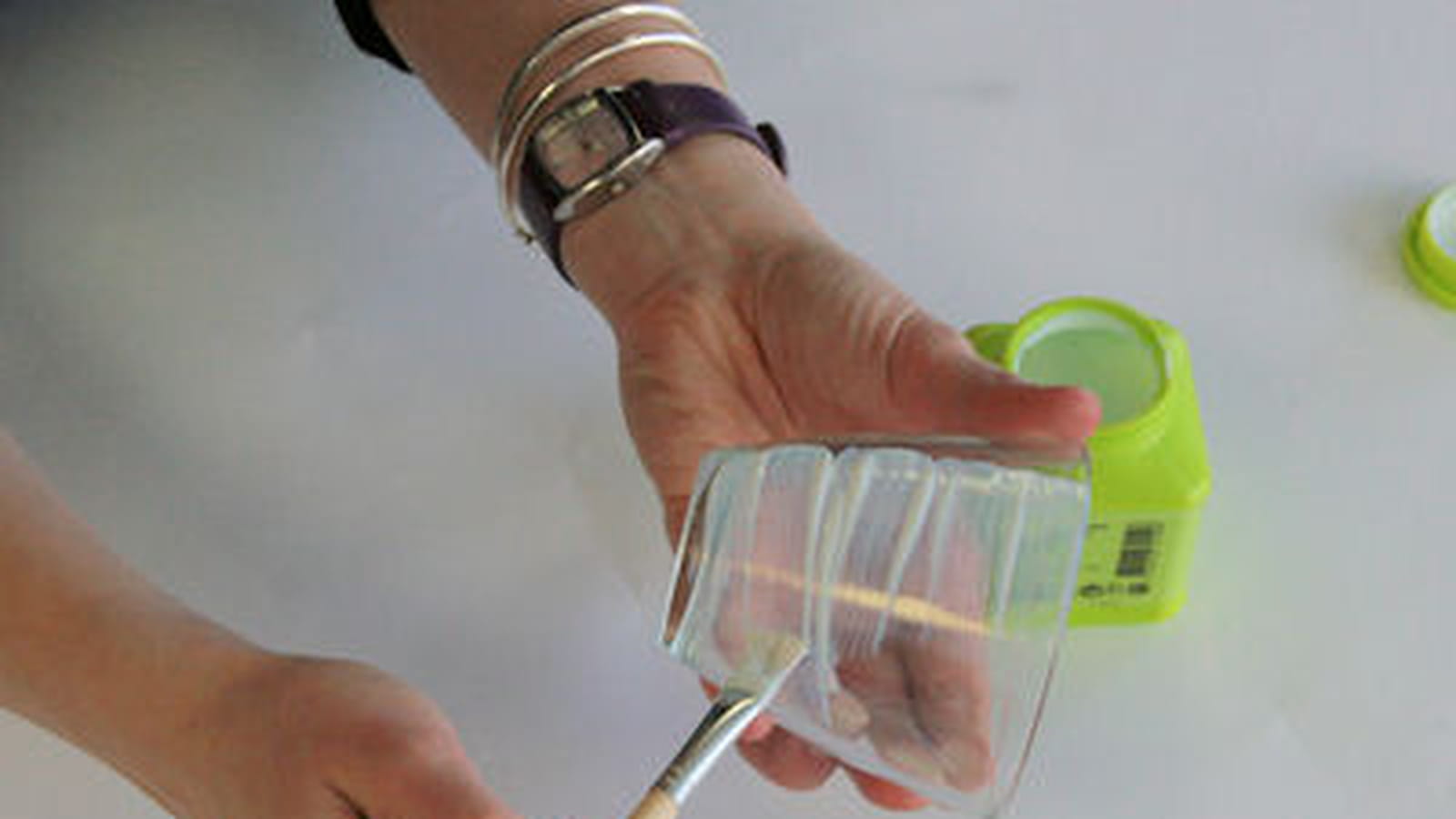 Recouvrir le verre de colle