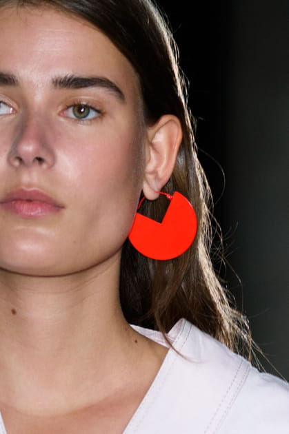 Boucles d'oreilles g&eacute;om&eacute;trique rouges du d&eacute;fil&eacute; Isabel Marant