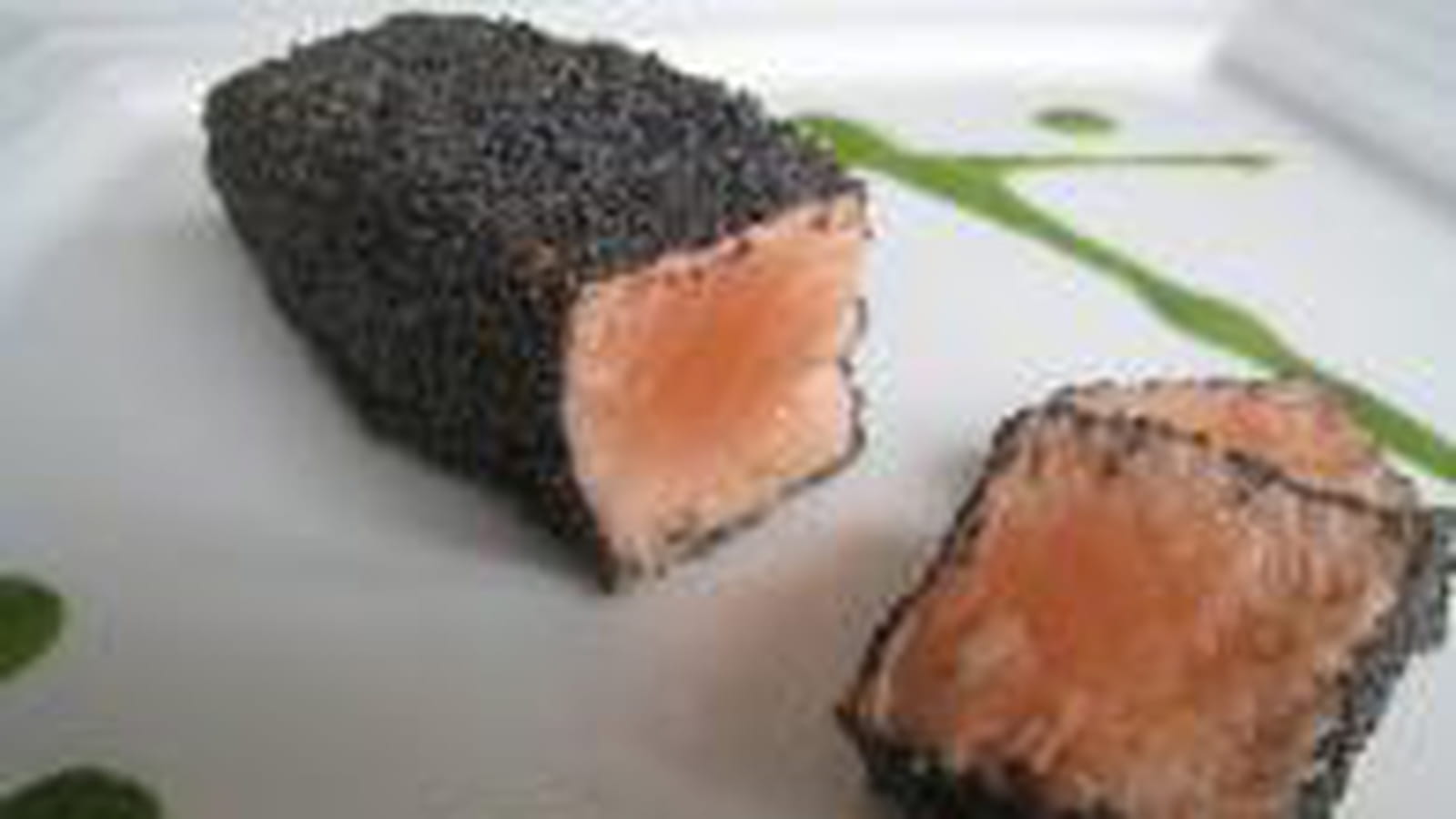 Saumon en habit noir et sa sauce verte