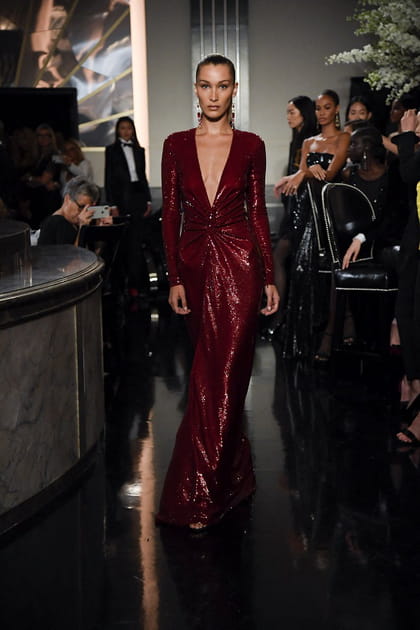 Silhouette Ralph Lauren en robe longue bordeaux paillet&eacute;e