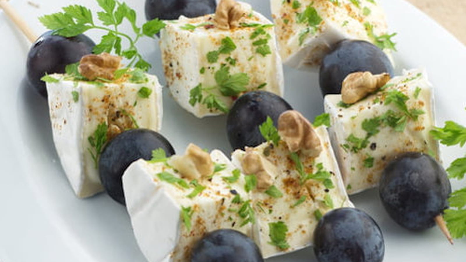 Entrée : Brochettes Mini Caprice, raisin, épices et noix