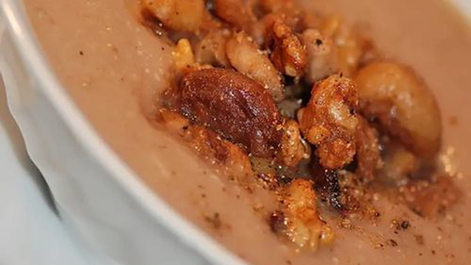 Velouté de céleri, marrons et noix