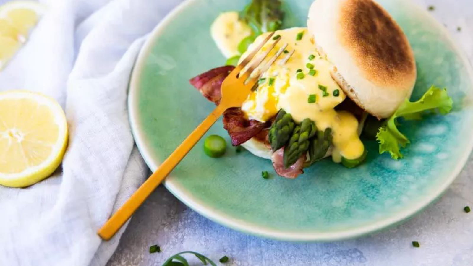 Oeufs Bénédicte asperges, bacon et moutarde à l'estragon
