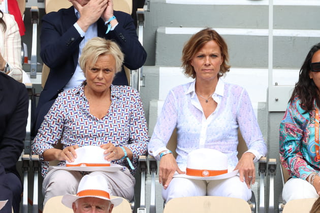 Muriel Robin et sa compagne Anne Le Nen suivent la finale hommes de Roland-Garros