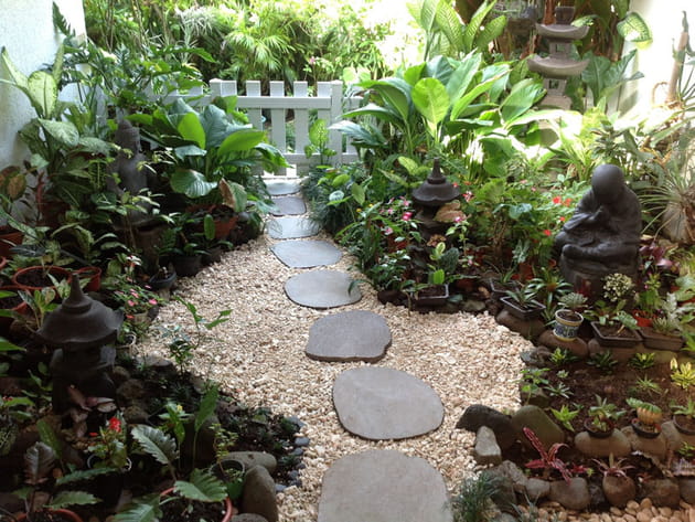 All&eacute;e de jardin en pav&eacute;s japonais ronds