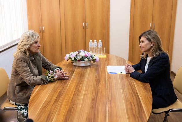 Jill Biden et Olena Zelenska, femme de Volodymyr Zelensky, en Ukraine, le 8&nbsp;mai
