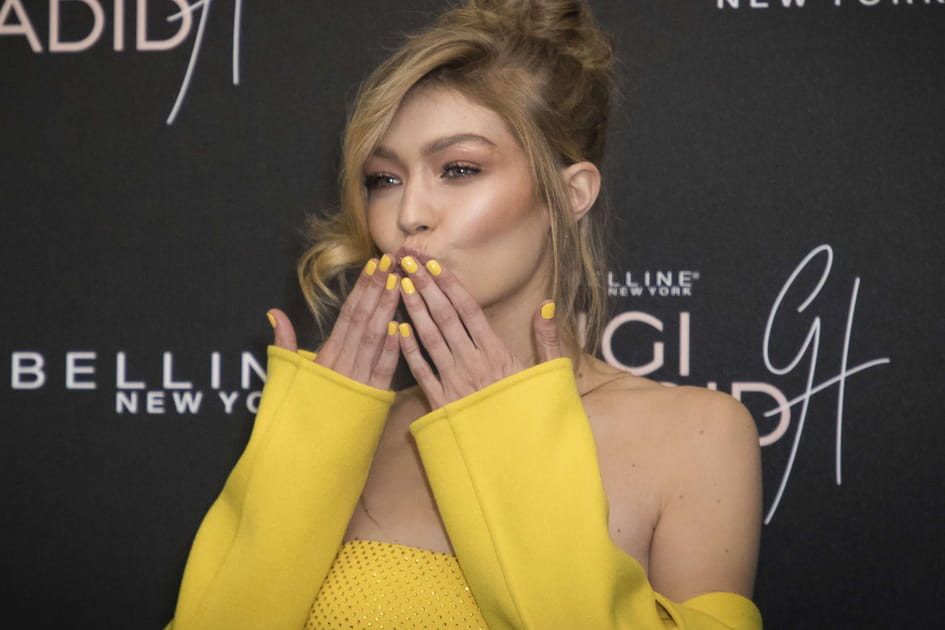Les ongles jaunes vifs de Gigi Hadid