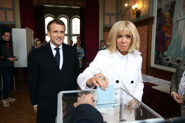 Emmanuel et Brigitte Macron en plein vote