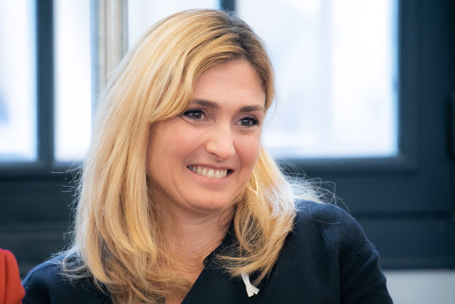 Julie Gayet choque la Toile et remet les pendules à l'heure