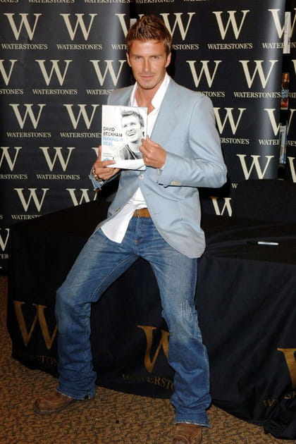 David Beckham en veste de costume bleu ciel et jean
