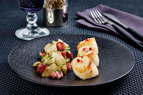 Noix de saint jacques à la saucisse de Morteau et topinambours