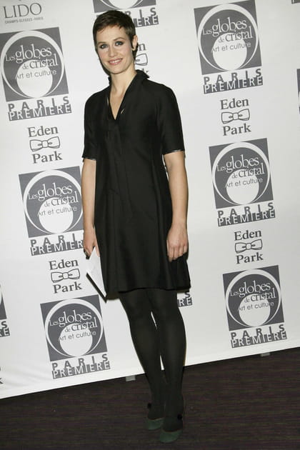 Cécile de France en robe droite noire