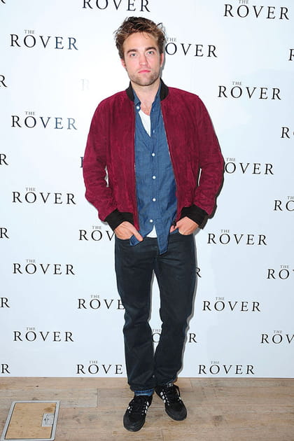 Robert Pattinson en jean noir, chemise en jean et veste bordeaux