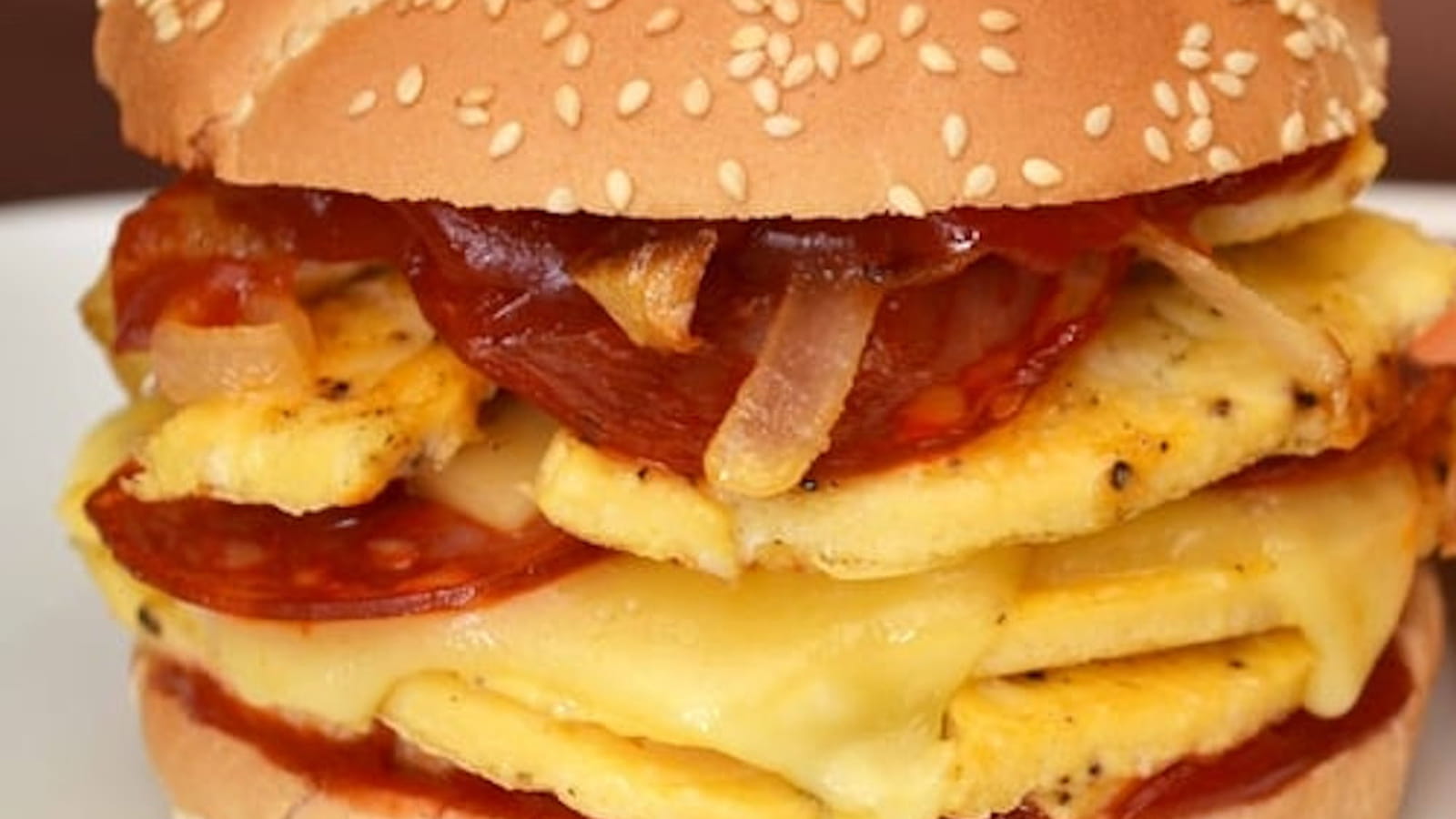 Burger à l'omelette, oignons, chorizo et fromage à raclette