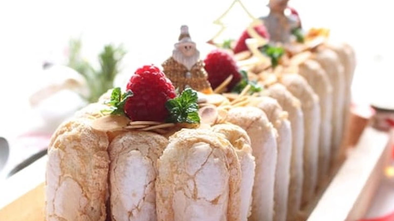 Bûche pâtissière au chocolat blanc et insert framboises